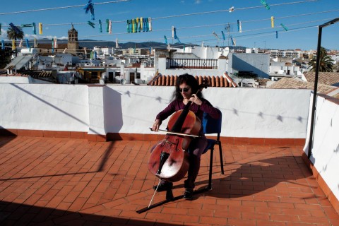 Deborah, es una ciudadana del mundo que no pertenece a ninguna localidad espacial, ni temporal tampoco. Es un alma buscadora que se relaciona con su entorno con el sonido que emite su corazón a través de las cuerdas de su chelo. Quisiera ‘ser comprendida en los momentos que a lo mejor […]