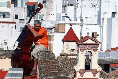 Gabriele es tan robusto como el instrumento que toca en la Orquesta expresando sus ideas acerca de la vida y de la crisis actual. Y lo mejor de Gabriele… es su bella familia. Dedicado a los cuatro esta historia narrada a nuestra manera.  