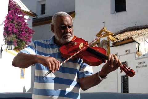 Jorge toca la viola en la Orquesta de Córdoba. Es de origen cubano y vive libre sin fronteras en el mundo. Una gran demostración de que las barreras impuestas desde fuera, son salvables en el corazón del hombre.  